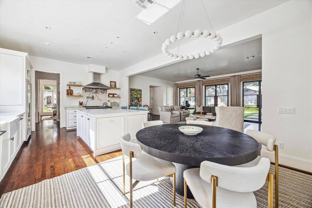 Showcasing designer finishes, the sleek kitchen and breakfast area are enhanced by an adjoining butler’s pantry that offers ease of access between the dining room and kitchen for effortless entertaining.