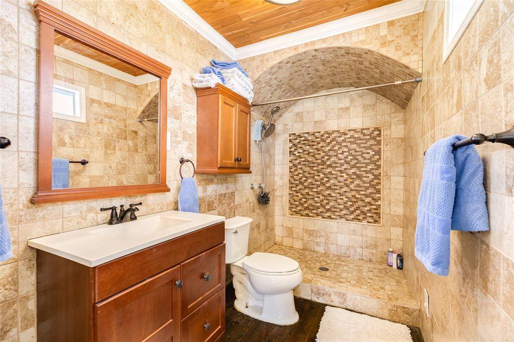 Decorative primary bath.