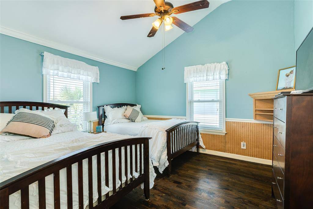 Secondary bedroom.