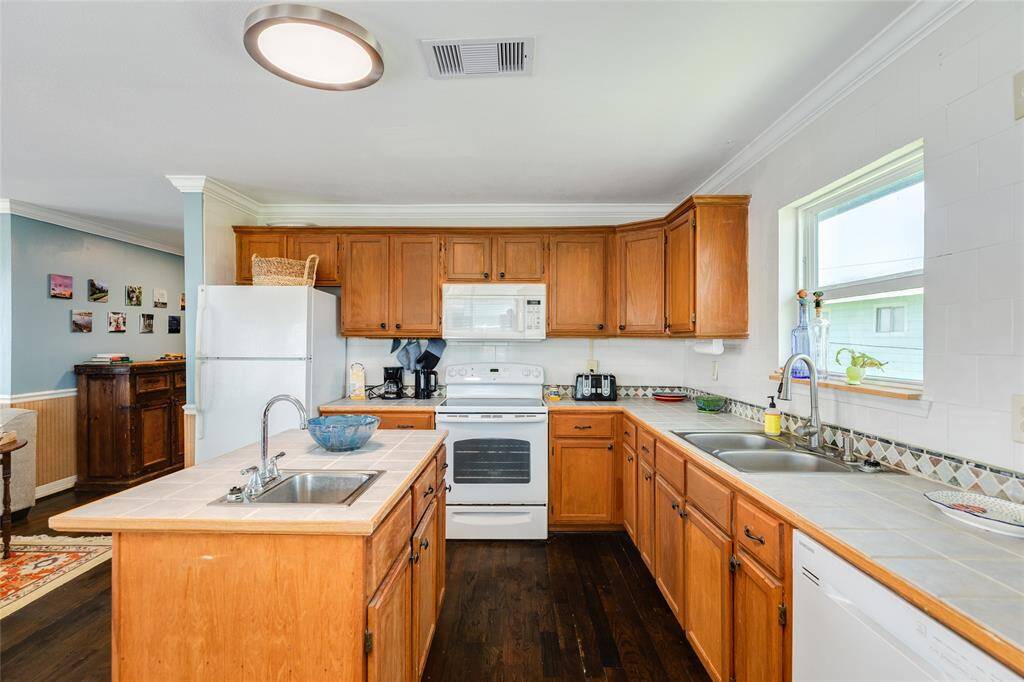 Spacious kitchen.