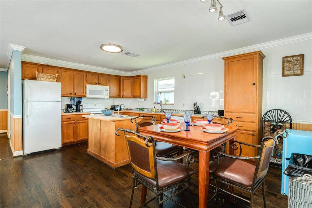 Dining and kitchen that opens to living making this great space to entertain.