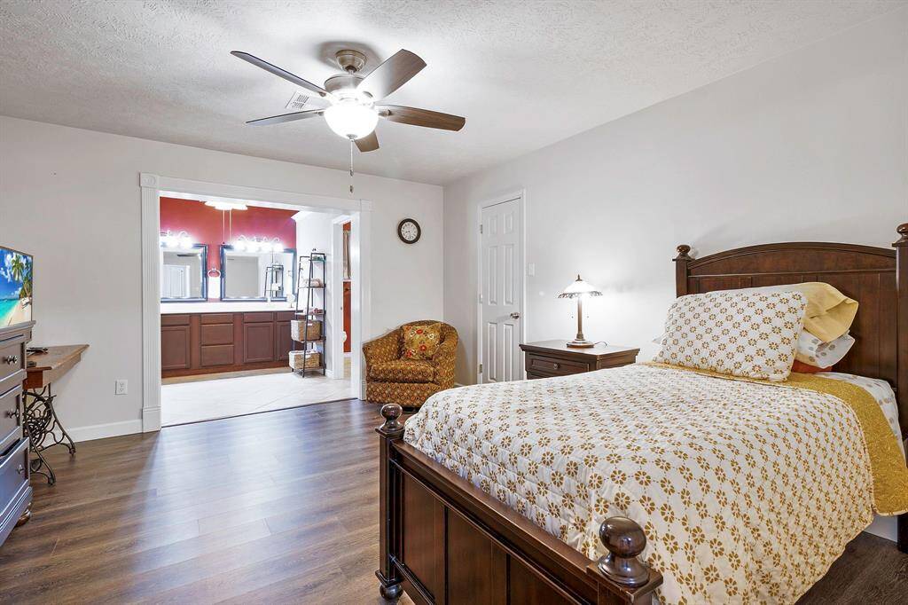 Spacious primary bedroom featuring a walk-in closet, luxurious double vanity, jetted tub, and separate shower. **403 E Lake Drive, Livingston, TX 77351**