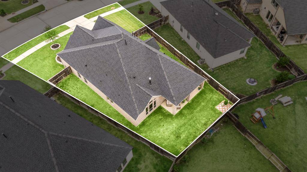 This home sits on a large lot with ample yard space in front and the back, lush landscaping and a well-maintained yard. Plenty of space to accommodate guests, parking and situated on a quiet street in the Cross Creek Ranch community.