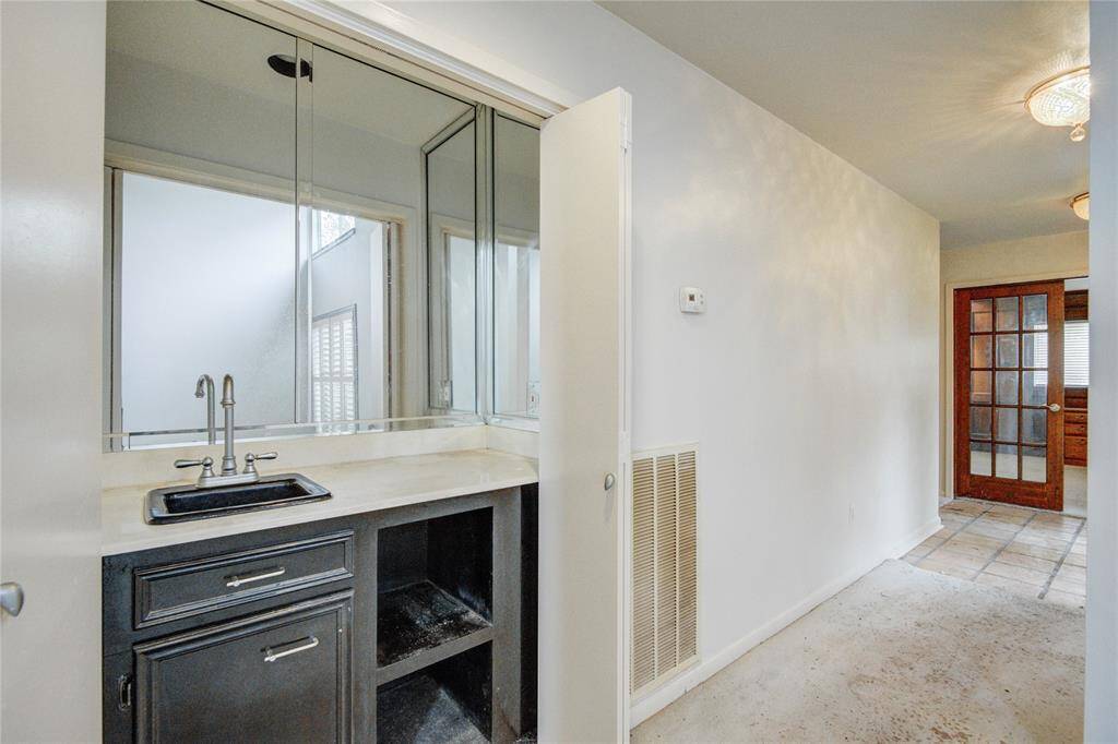Built-In wet bar just off the living room