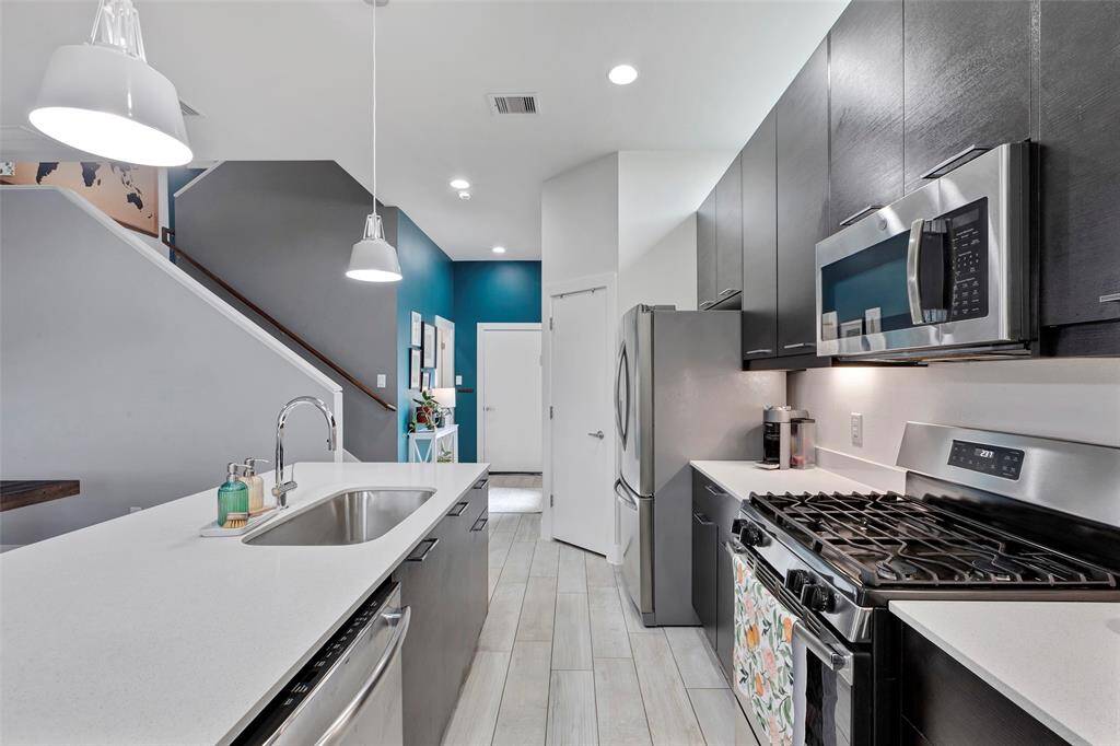 Modern and sleek – the kitchen is fully equipped with high-end stainless steel appliances, perfect for all your cooking needs.