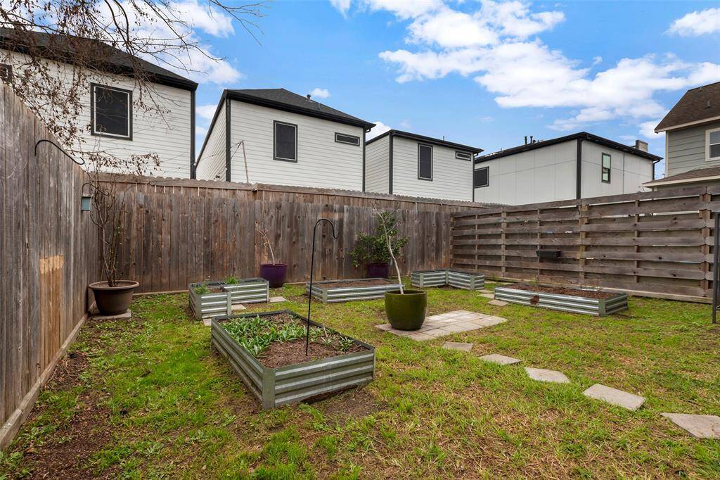 Private and peaceful – the tall wooden enclosure around the backyard offers the perfect opportunity to create your own garden oasis or transform the space to suit your needs