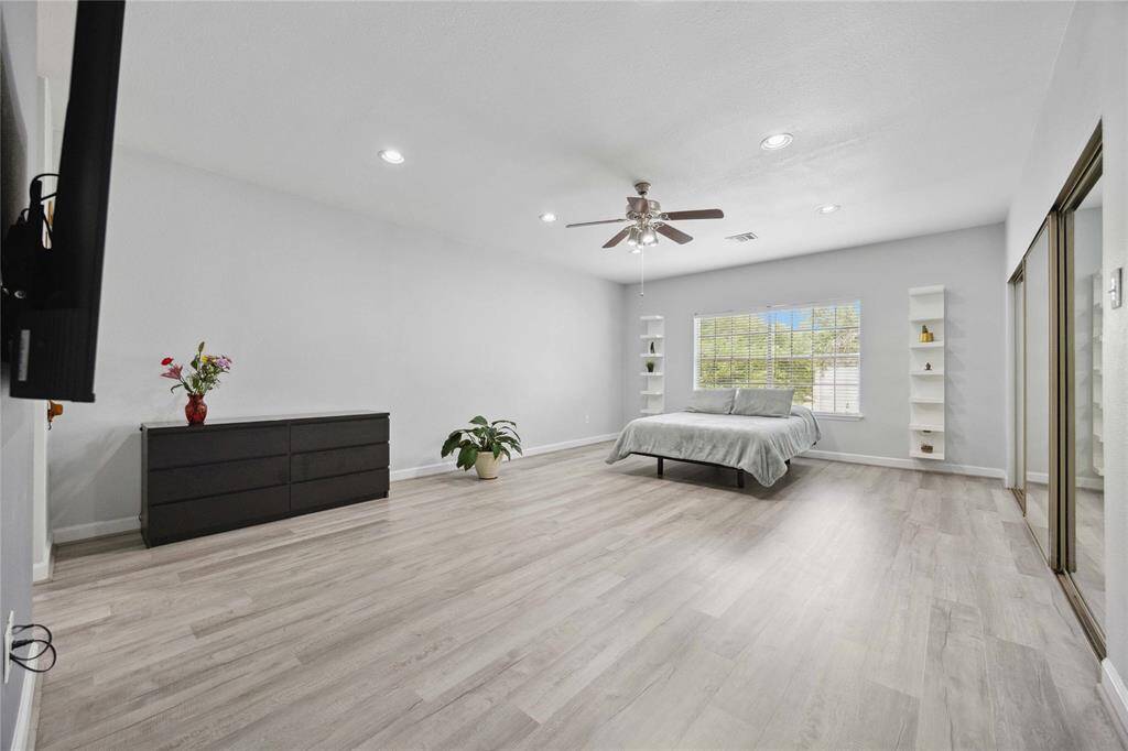 Master bedroom with en-suite bathroom. Plenty of natural light.