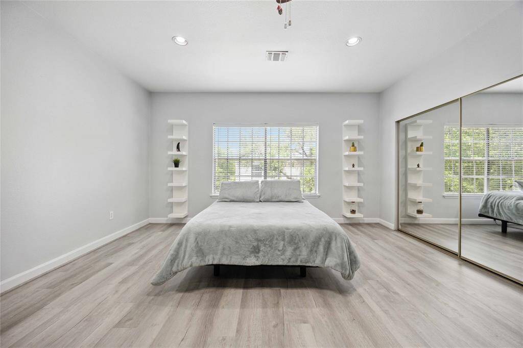 Master bedroom with en-suite bathroom. Plenty of natural light.