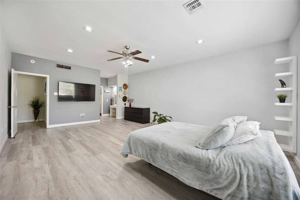 Master bedroom with en-suite bathroom. Plenty of natural light.