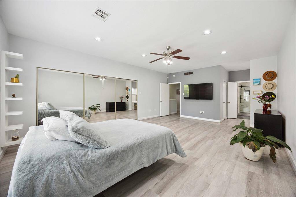 Master bedroom with en-suite bathroom. Plenty of natural light.