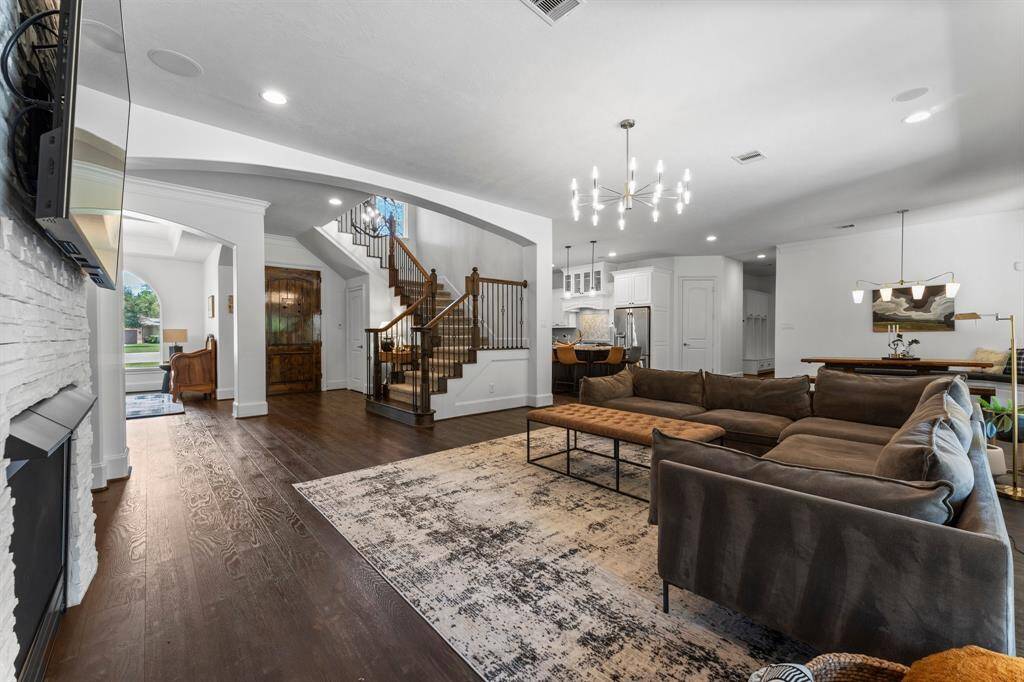 Open concept, family, kitchen and breakfast area!