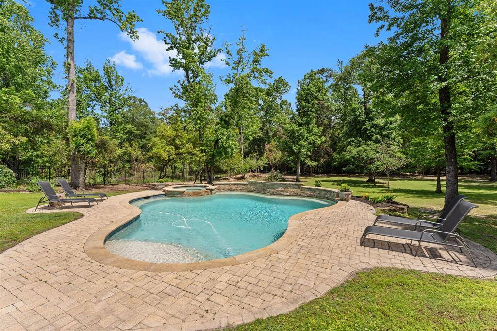 Jump in your sparking pool, complete with a raised spa and plenty of tanning space!