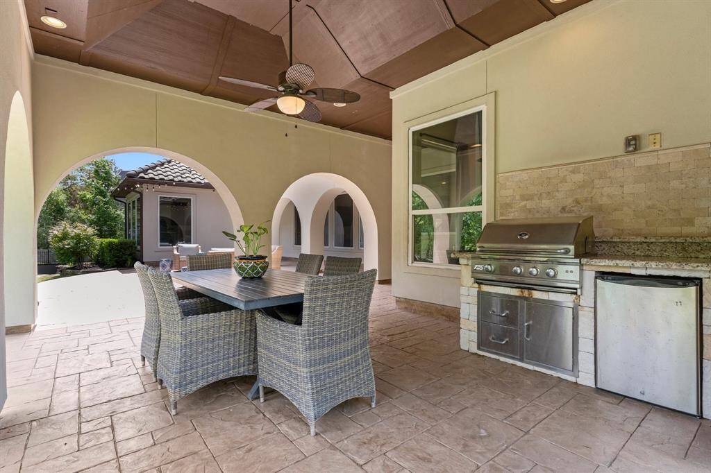 Lots of space for entertaining those backyard barbecues!