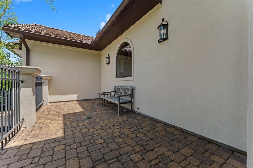 Have coffee on your quaint courtyard!