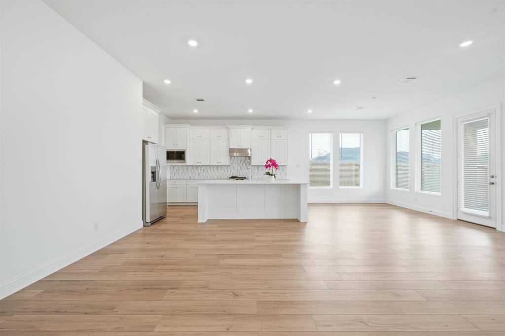 Any chef's dream, this stunning kitchen is perfect for everyday life as well as entertaining family and friends! Extra large kitchen island is perfect for conversation pr that much needed space to lay out your party treats for everyone to enjoy