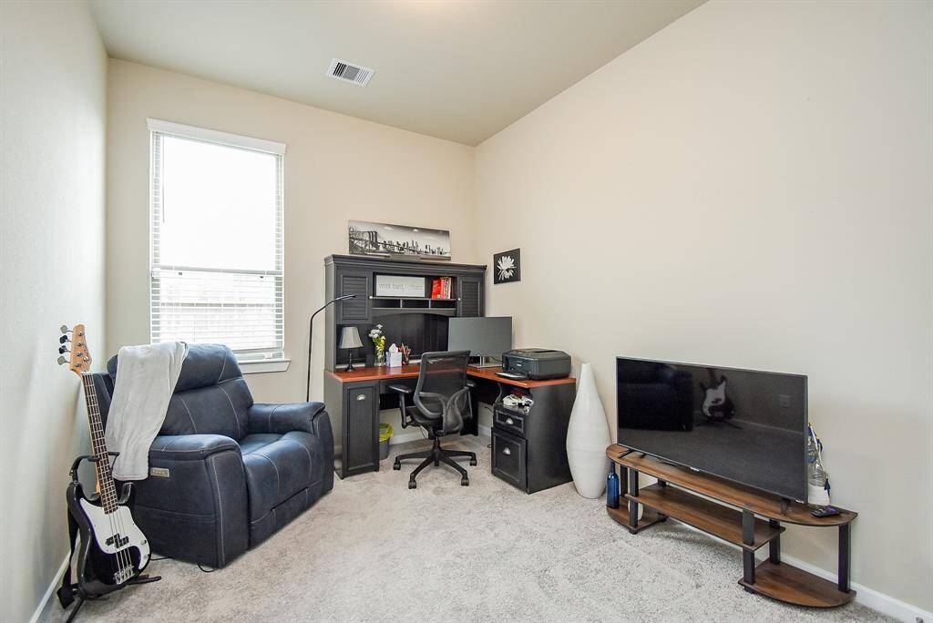 flex room, can be used ans 5th bedroom, study or tv room.