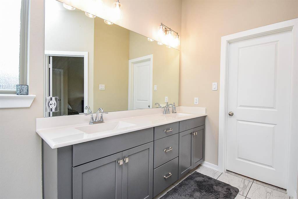double sinks in primary Bath