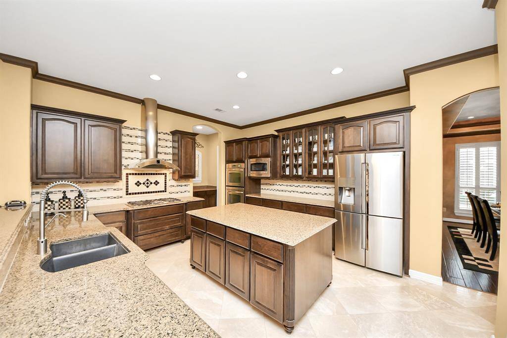 Nice sized island to serve your family food if needed