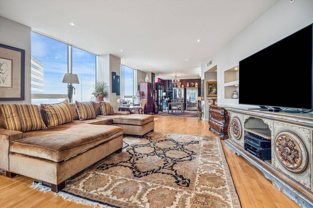 A wall of windows highlight the skyline views.
