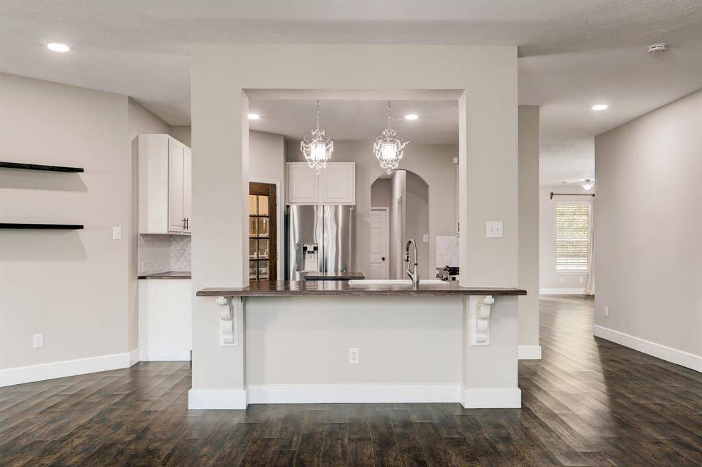 This open floor plan means the cook will never be left out!