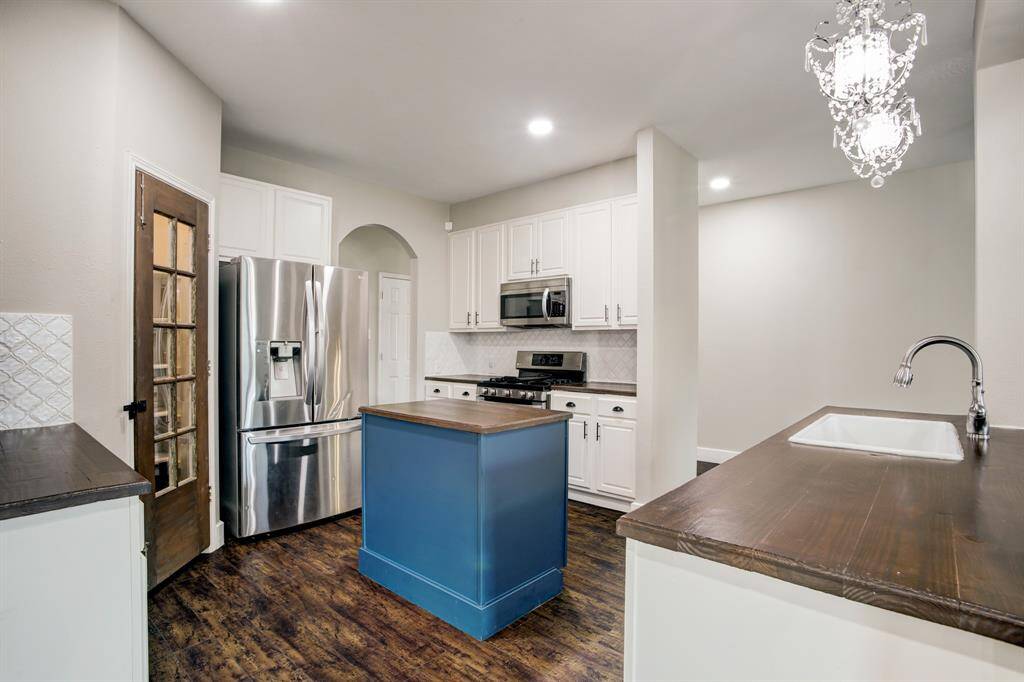View of the adorable kitchen