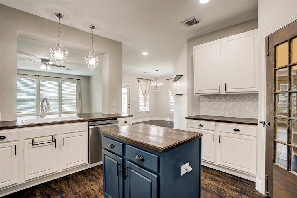 Another view of this amazing kitchen.
