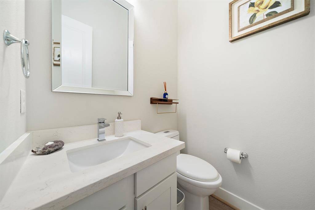 Convenient powder bath on the main floor