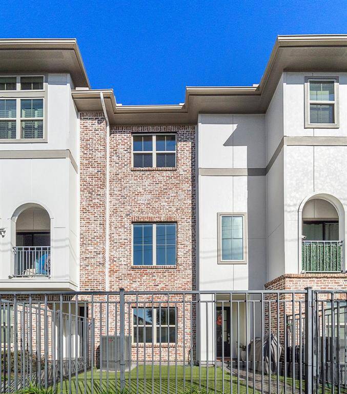 Welcome Home! Prime Rice/Military location with a yard!