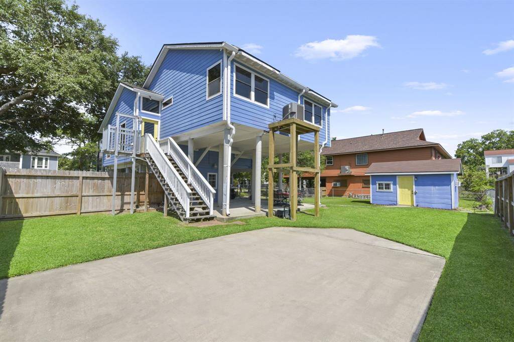 Enjoy convenient home access with a discreet side lift, seamlessly blending functionality and style.