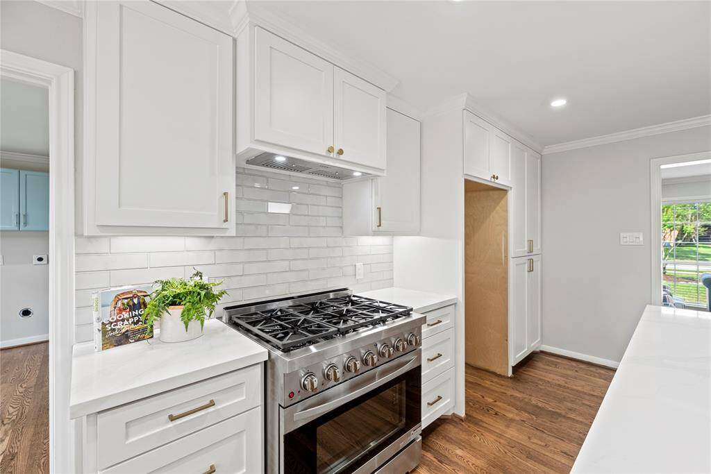 The 6 burner range is a chef's dream!