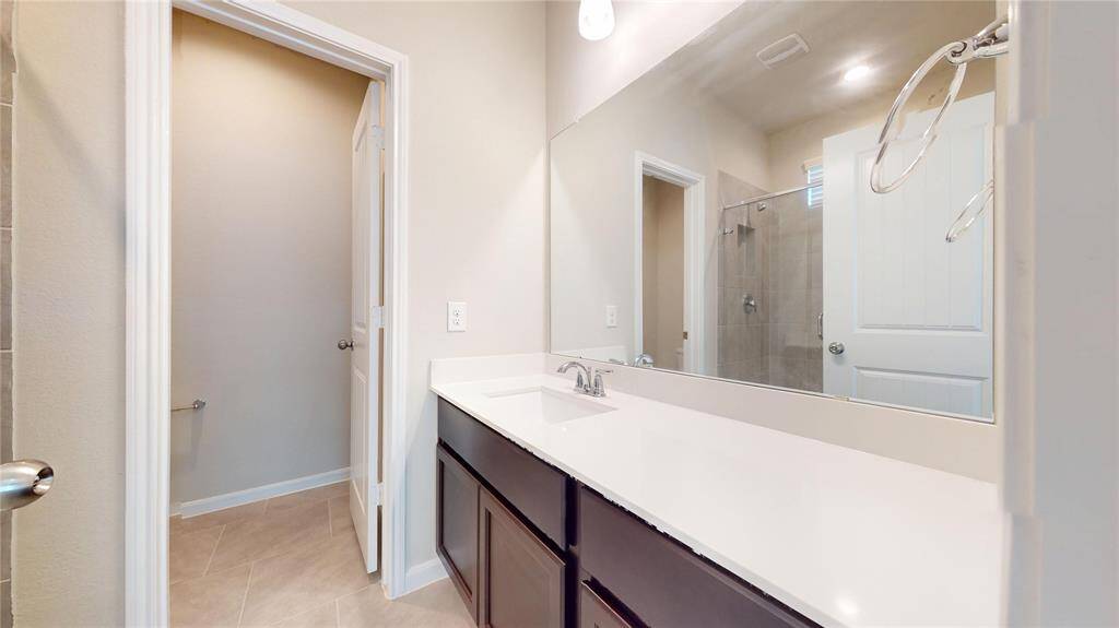 Ensuite bathroom for bedroom #2