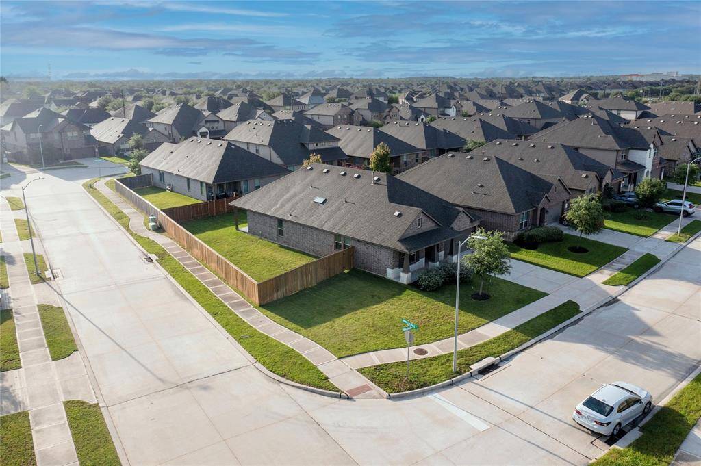 Notice the large front and side yards.