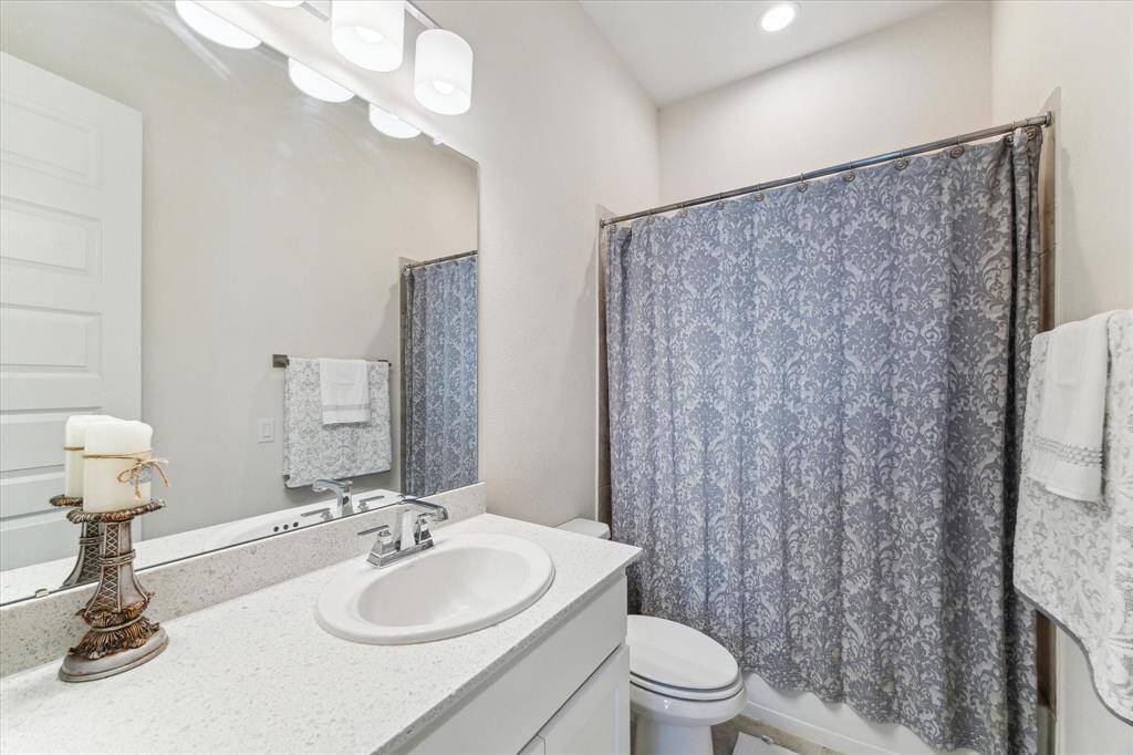 Bath 3 with Shower and Tub Combo