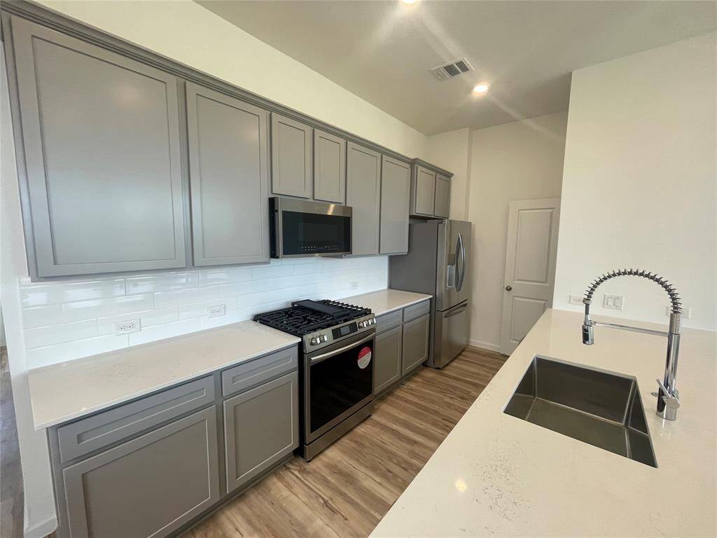 How about this kitchen? Equipped with stainless steel appliances and so much counter and cabinet space!