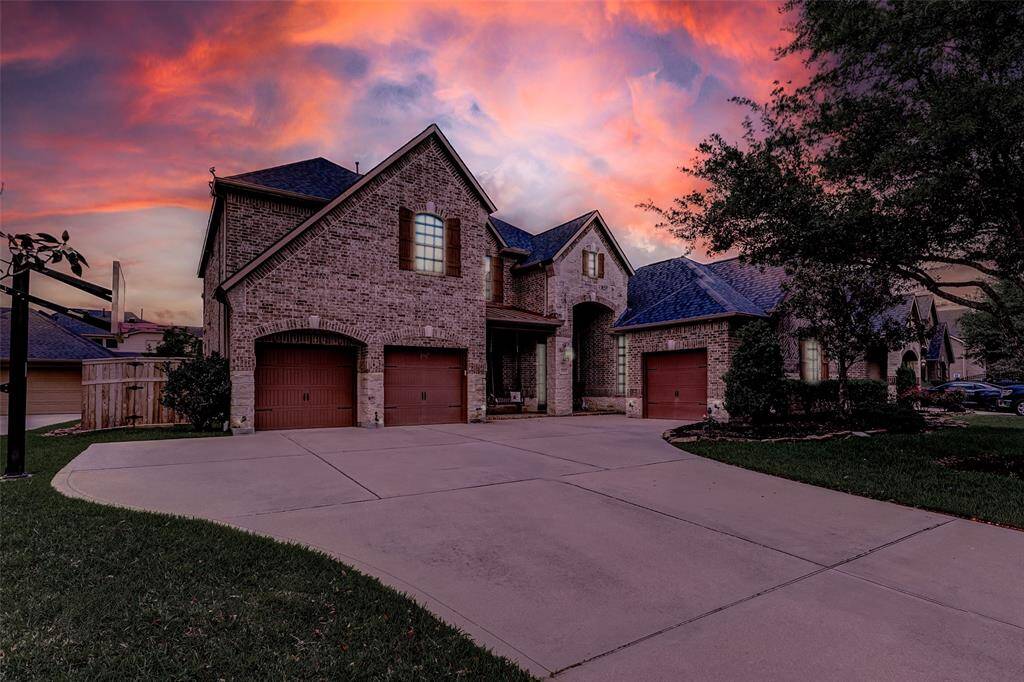 This stunning five-bedroom, 4.5-bathroom home was meticulously built by Trendmake.. The front of the property boasts a neatly manicured lawn, adding to the home’s curb appeal, while the classic brick exterior exudes timeless charm. The home also includes a three-car attached garage, providing both convenience and ample storage space.