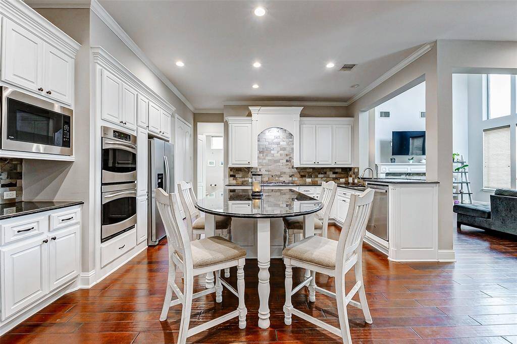 The kitchen island features a breakfast bar, ideal for enjoying quick meals or engaging in conversations with loved ones and guests while cooking. It adds both functionality and a social touch to the heart of the home.