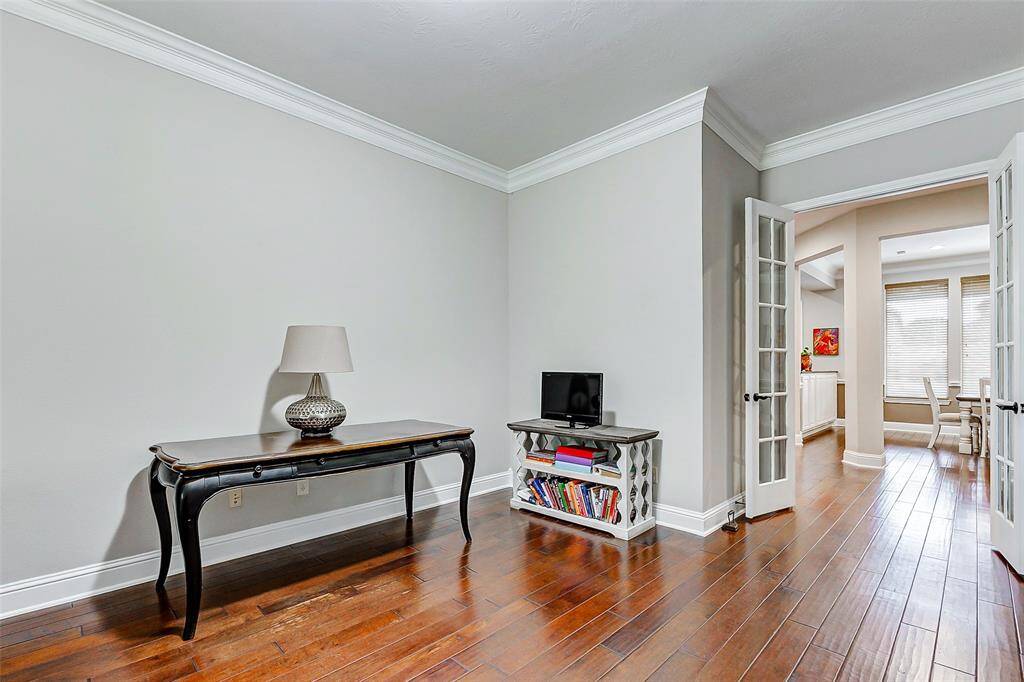 The home office is designed with wood flooring that brings warmth and elegance to the space. Large windows allow abundant natural light to pour in, creating a bright and inspiring environment, perfect for productivity and focus.