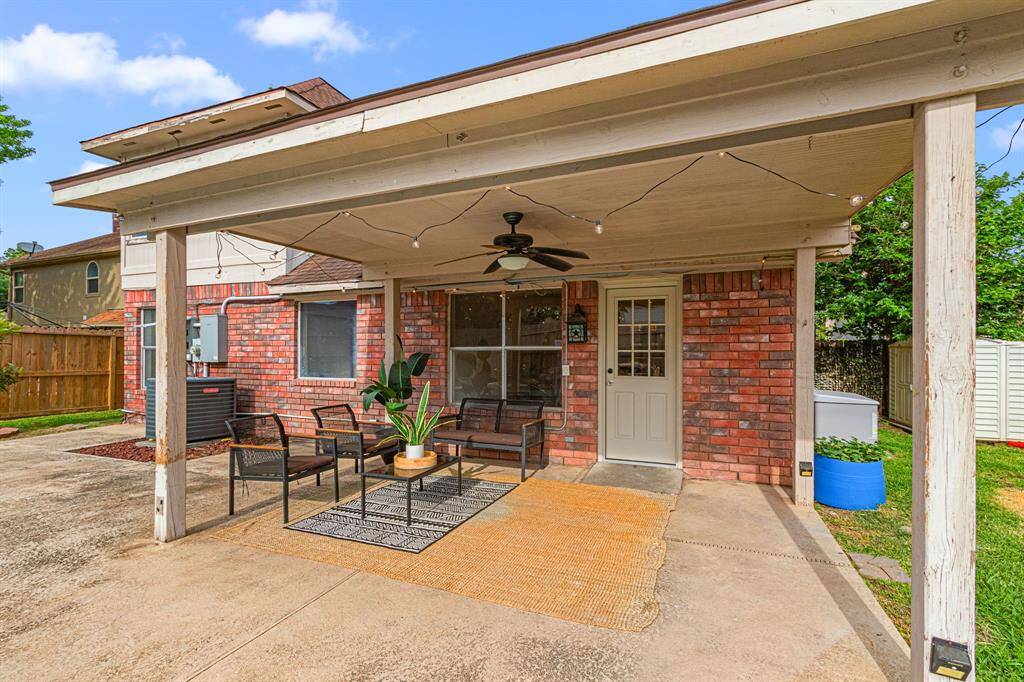 Covered patio seats plenty, get ready to host!