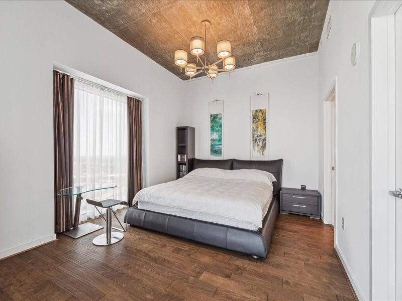 One-of-a-kind primary bedroom with downtown skyline view, high 11’ floor-to-ceiling windows, updated lighting, and plenty of natural light - it’s all you can ask for in a primary bedroom.