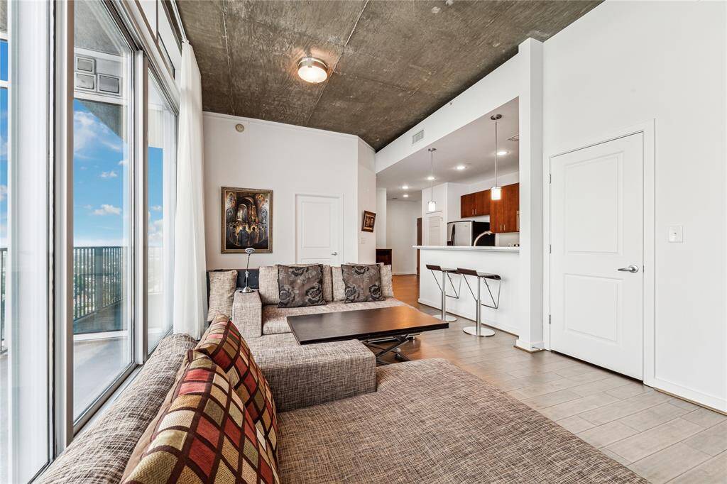 Open floor plan with a breakfast bar.