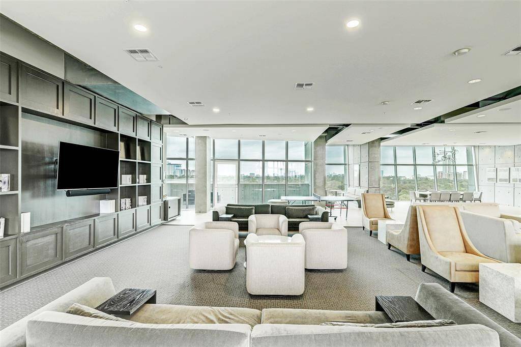 Enjoy the stylish, comfortable setting while the impressive cityscape adds a dynamic backdrop to every gathering, ensuring an ambiance of urban sophistication and relaxation.