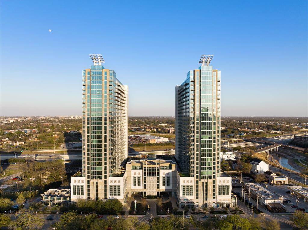 Mosaic on Hermann Park in Houston, TX. This image showcases the refined living on offer, highlighting state-of-the-art amenities and stylish interiors with breathtaking park and city views.