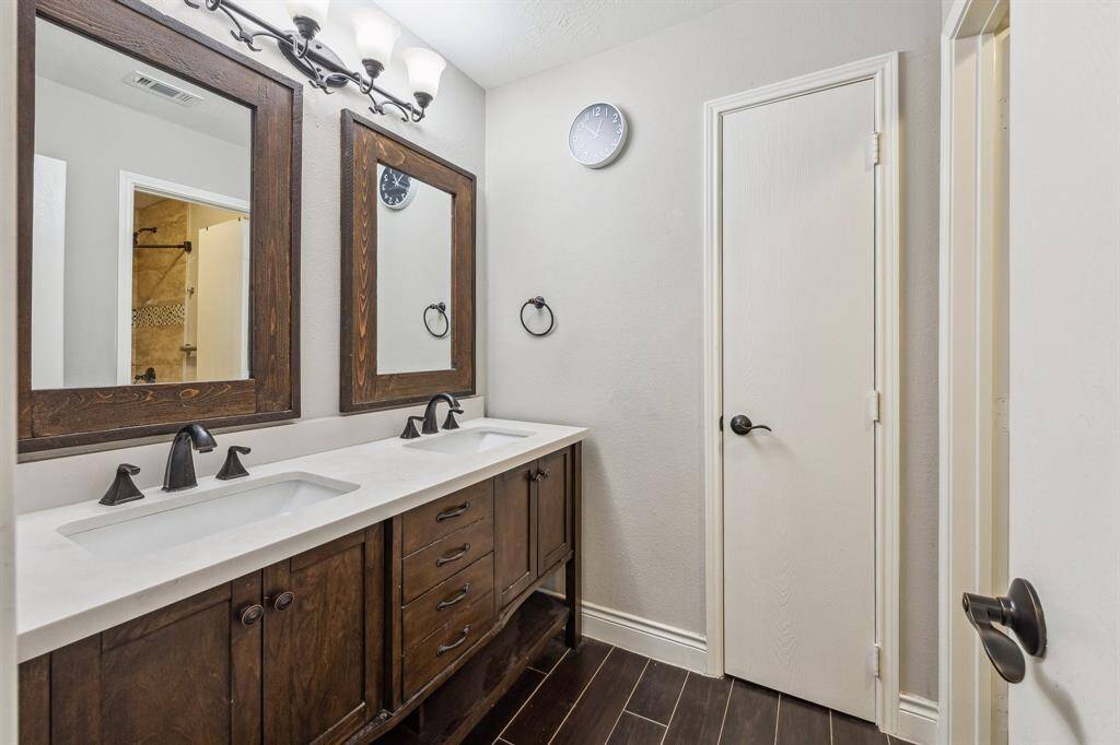 Dual sink with Tub/Shower combo