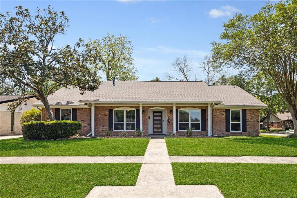 Maplewood South Charming colonial with 5 beds and 3 full bathrooms. Located on a corner lot!