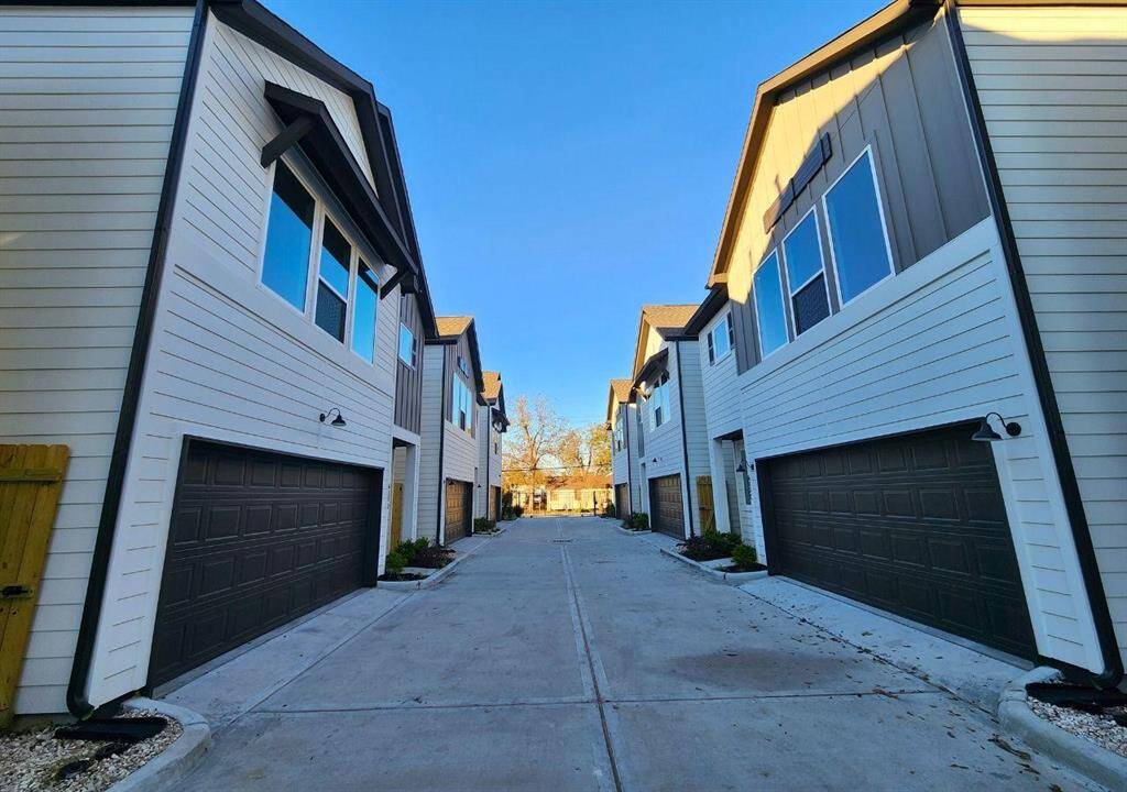 Beautiful well maintained community with gated entry.