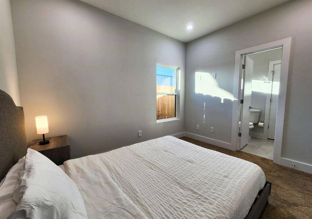 Ensuite jack and jill bath between both bedrooms.