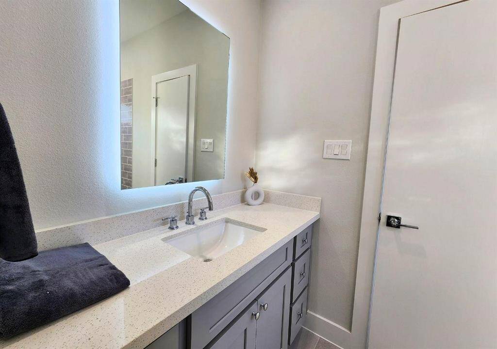 Neutral colors enhance the room's soft aestetics.