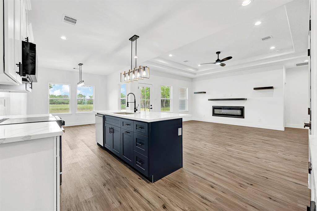 Tray ceiling in family room