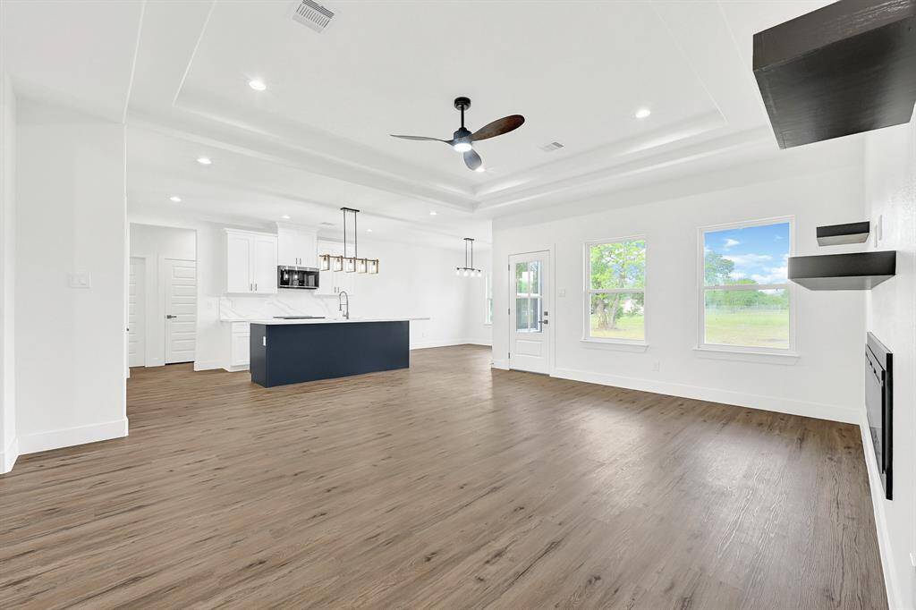 Welcoming foyer with 10' ceiling (digitally staged photo)