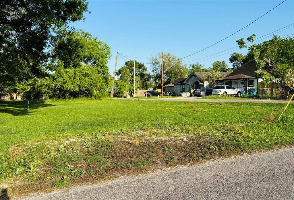 This unique opportunity also includes two additional vacant residential lots (424 W Cedar St and W Cedar St), conveniently located next to the corner and behind the home. Whether you're looking to expand, build, or invest, the potential here is incredible!
